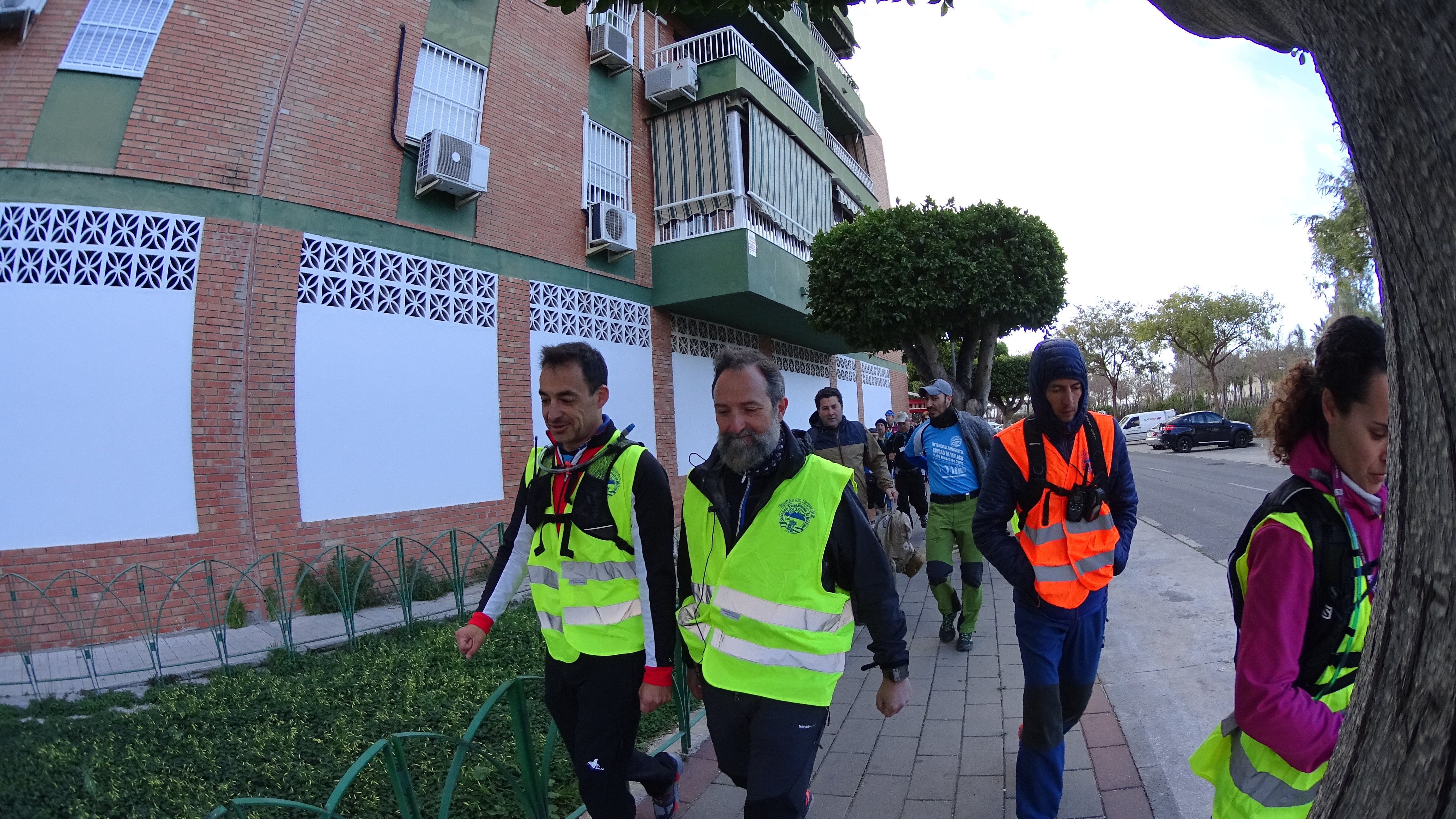 La larga fila de participantes debe ir apoyada por el equipo de guías que conocen el itinerario de la travesía, Luis Pacheco marca el ritmo y la dirección de la marcha, el resto de equipo de guías perfectamente coordinados mantenemos posiciones de apoyo a los participantes