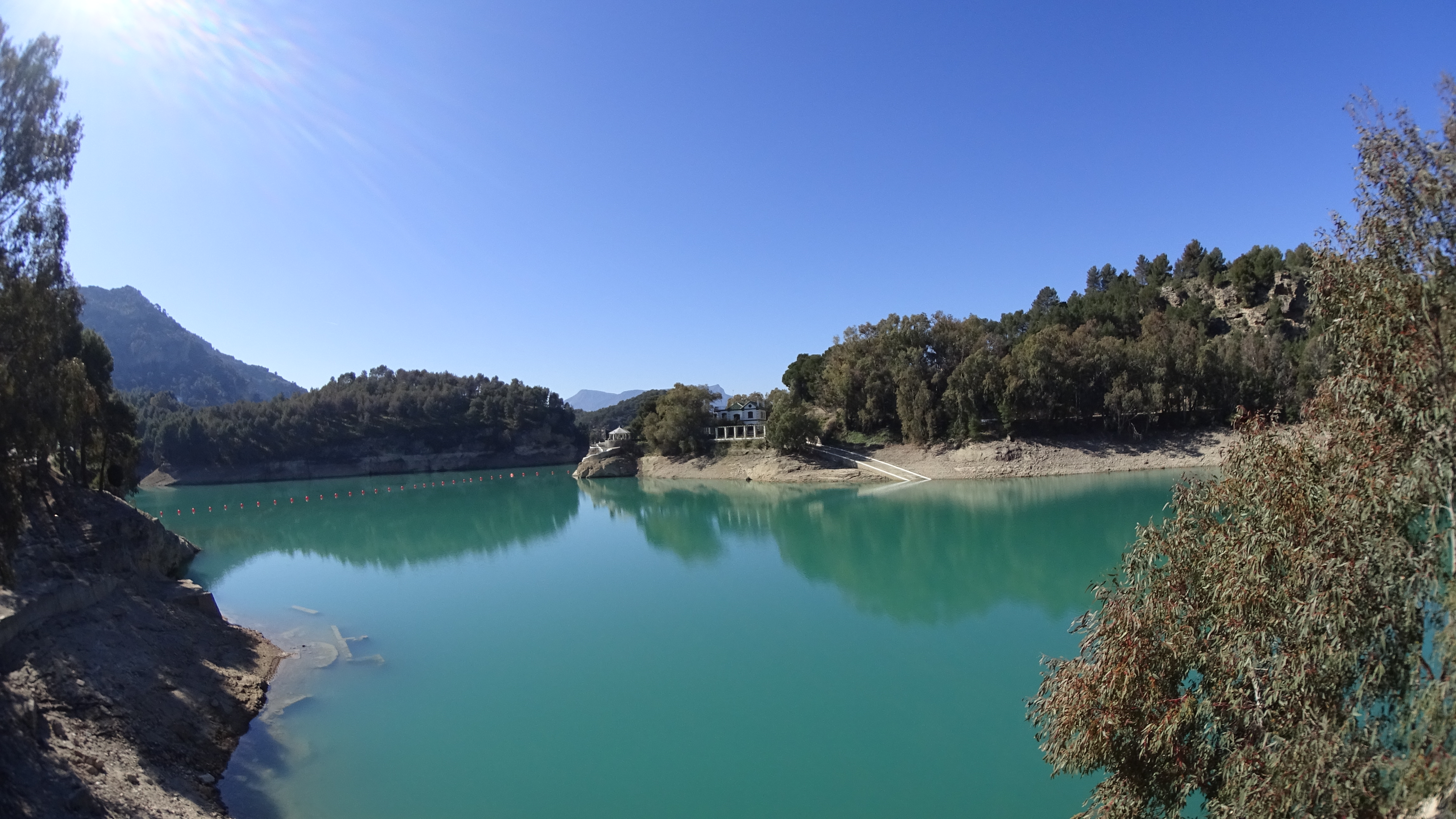 Paraje Natural Desfiladero de los Gaitanes, nos encontramos en la Presa del Guadalhorce, donde podemos distinguir tres pantanos: Conde de Guadalhorce, Guadalhorce y Guadalteba.